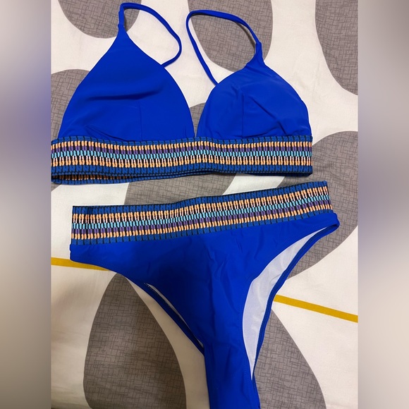 Vibrant blue triangle bikini with cute detailing - Picture 5 of 6